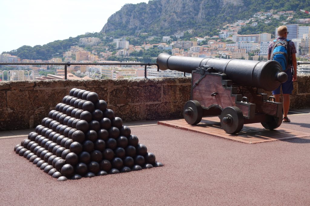 Boulets de canon d arme à feu et vue scénique in Monaco